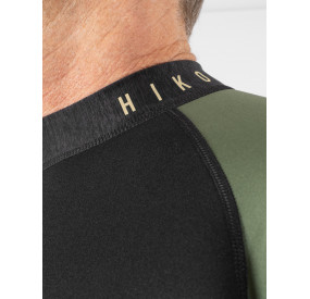Kurzärmeliges Neopren-Shirt mit schwarzem Rumpf, olivgrünen Ärmeln und sportlich-taillierter Passform.