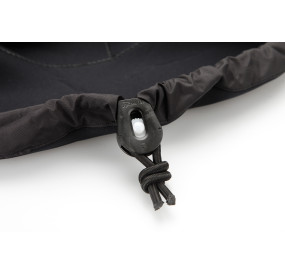 Neopren-Spritzdecke mit hohem Kamin und Front-Reißverschluss, flexibel, dicht und einfach anzulegen im Kajak.