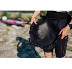 Schwarze Kajak-Kombi mit Spritzdecke und Trägershirt für sicheren Sitz und Bewegungsfreiheit beim Paddeln