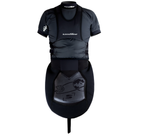 Schwarze Kajak-Kombi mit Spritzdecke und Trägershirt für sicheren Sitz und Bewegungsfreiheit beim Paddeln