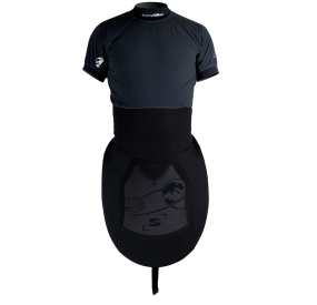 Schwarze Kajak-Kombi mit Spritzdecke und Trägershirt für sicheren Sitz und Bewegungsfreiheit beim Paddeln