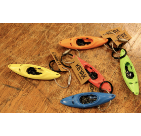 Mehrere bunte Wildwasserkajaks in Rot, Gelb, Grün, Orange und Blau, jeweils mit montiertem Brillenband über dem Cockpit.