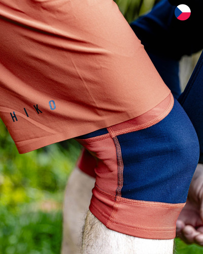 Rote Wassersport-Shorts mit seitlicher Reißverschlusstasche, robustem Material und sportlich-lockerer Passform.