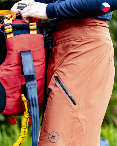 Rote Wassersport-Shorts mit seitlicher Reißverschlusstasche, robustem Material und sportlich-lockerer Passform.