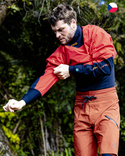 Rote Wassersport-Shorts mit seitlicher Reißverschlusstasche, robustem Material und sportlich-lockerer Passform.