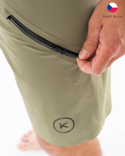 Rote Wassersport-Shorts mit seitlicher Reißverschlusstasche, robustem Material und sportlich-lockerer Passform.