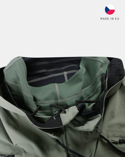 Rote Wassersport-Shorts mit seitlicher Reißverschlusstasche, robustem Material und sportlich-lockerer Passform.