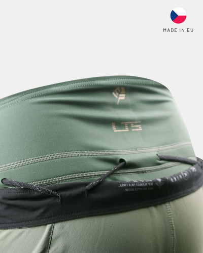 Rote Wassersport-Shorts mit seitlicher Reißverschlusstasche, robustem Material und sportlich-lockerer Passform.