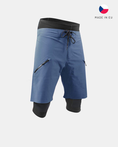 Rote Wassersport-Shorts mit seitlicher Reißverschlusstasche, robustem Material und sportlich-lockerer Passform.