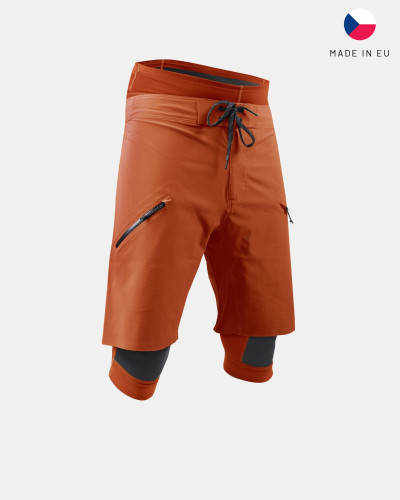 Rote Wassersport-Shorts mit seitlicher Reißverschlusstasche, robustem Material und sportlich-lockerer Passform.