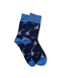 Blaue Sportsocken mit grafischem Muster, elastischem Bund und verstärkter Ferse für optimalen Halt und Komfort.