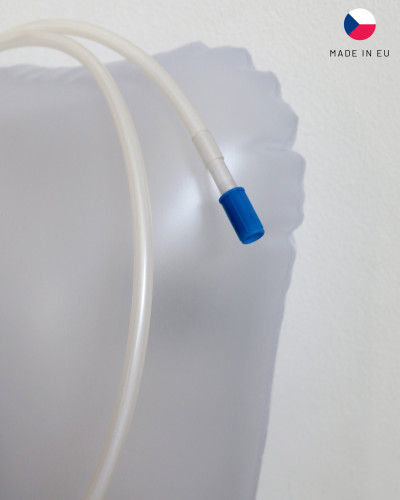 Konisch geformter Auftriebskörper mit Logo, Ventil und Schlaufe für passgenauen Sitz und sicheren Auftrieb im Kajak.