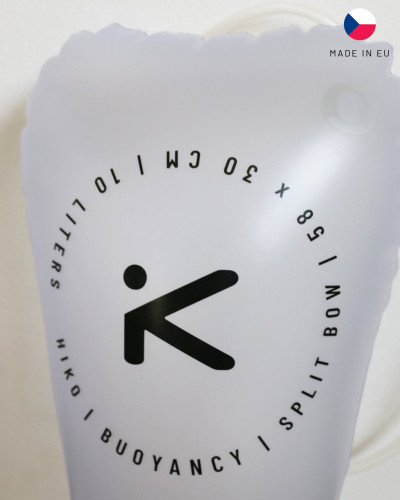 Konisch geformter Auftriebskörper mit Logo, Ventil und Schlaufe für passgenauen Sitz und sicheren Auftrieb im Kajak.