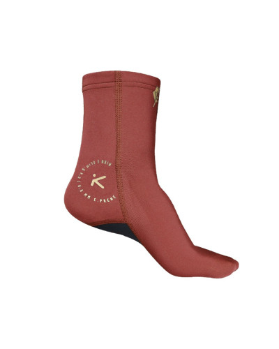 Rote Neoprensocken mit hohem Schaft, flexiblem Material und rutschhemmender Sohle für Wassersport.