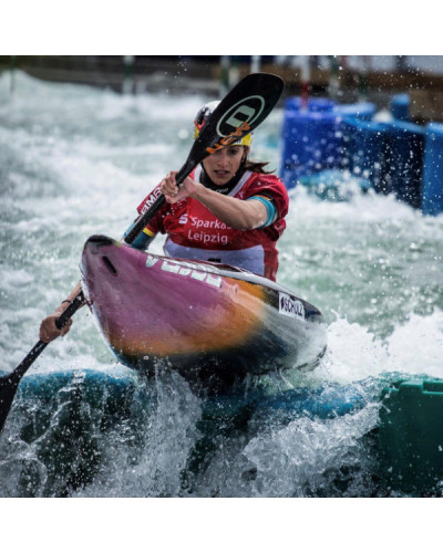 Schwarzes Carbon-Paddelblatt mit Logo, optimiert für präzise Kontrolle und kraftvolle Schläge im Kajak.