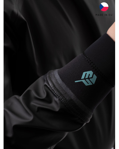 Warme Paddeljacke mit wasserdichtem Material und elastischem Bund für Schutz beim Kajakfahren.