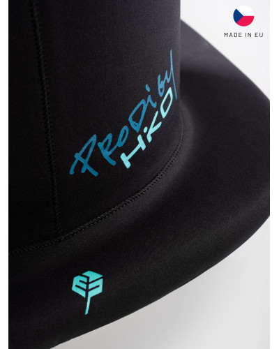 Neoprene spray skirt with high chimney and front closure, elastic edge for a secure, watertight fit in the kayak.