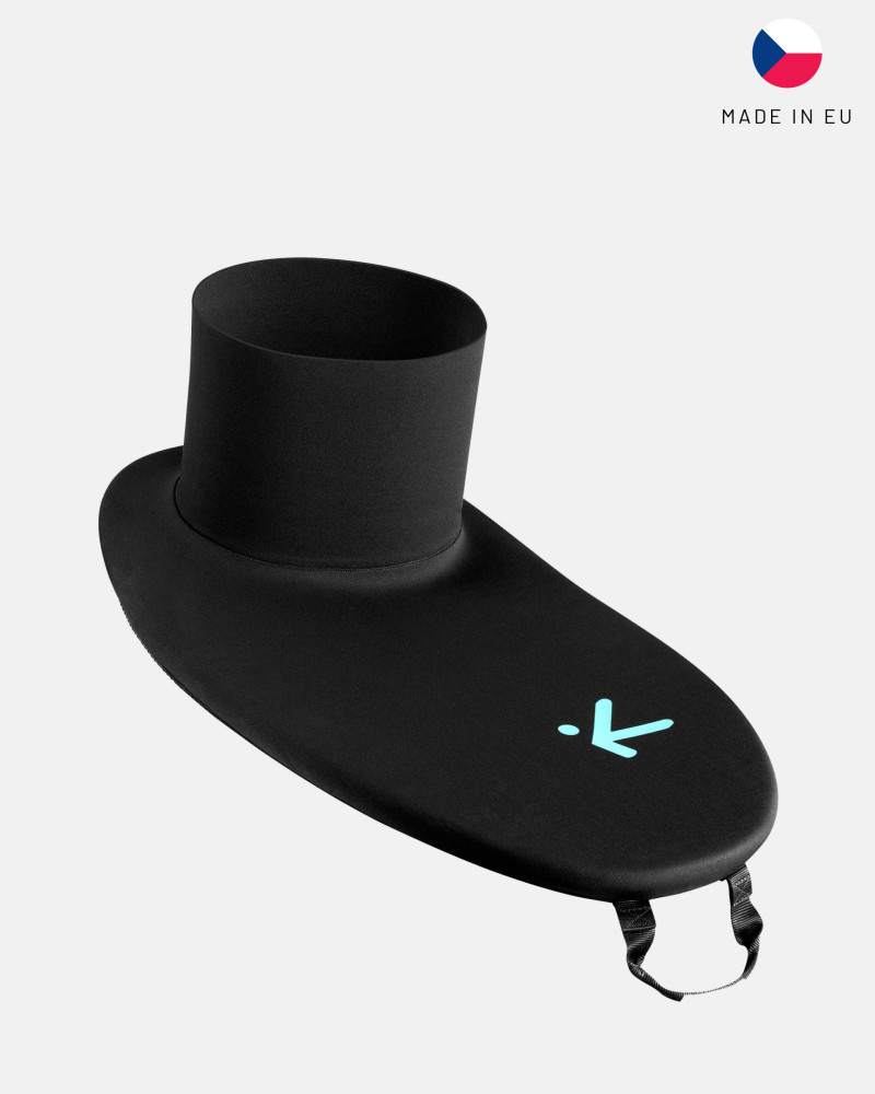 Neoprene spray skirt with high chimney and front closure, elastic edge for a secure, watertight fit in the kayak.