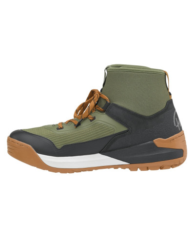 Robuster Outdoor-Schuh in Grau mit türkis-orangen Akzenten, hohem Schaft und griffiger Profilsohle für sicheren Halt.