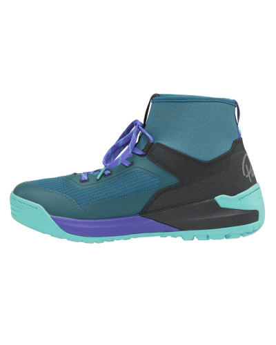 Robuster Outdoor-Schuh in Grau mit türkis-orangen Akzenten, hohem Schaft und griffiger Profilsohle für sicheren Halt.