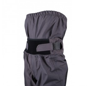 Waterproof dry pants for kayaking and whitewater, breathable, reinforced knees, adjustable waistband, robust for training.